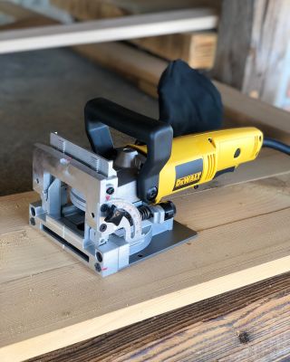 Lamelovací frézka od DeWALTu patří k těm nejlepším na trhu. DeWALT DW682K