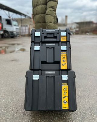 Představujeme vám sadu nářadí značky DeWalt, která je šikovně vložena do třech kufrů a je pojizdná. DEWALT DCK755P3T